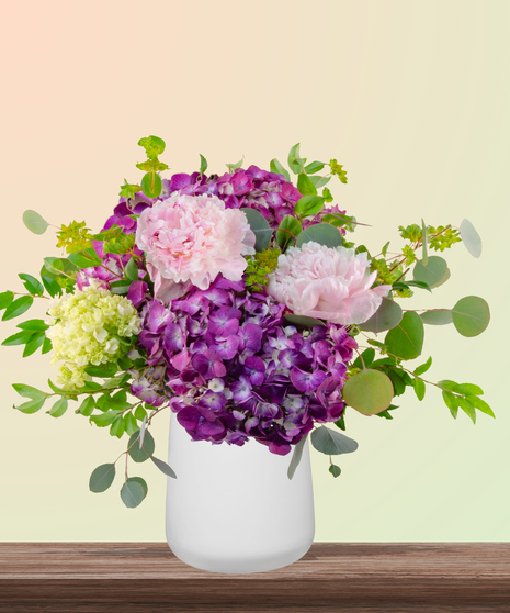 World Class Mom flower arrangement with pink peonies, lavender and green hydrangeas in a modern white vase – part of Billy Heroman’s Signature Mother’s Day Collection.